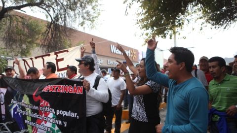 Integrantes de la CNTE bloquean accesos a un Walmart, a la tienda de ropa Suburbia y a los restaurantes El Portón y Vips en el DF.