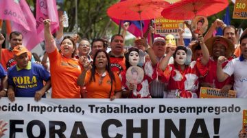 Trabajadores de la industria textil brasileña se manifestaban ayer,  frente a las puertas de la Feria China de Sao Paulo (Brasil), con reclamos porque los productos del pais asiáticos desarticulan la industria textil.