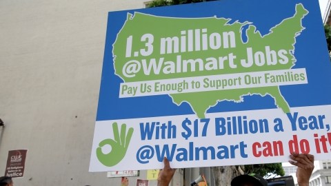 Los empleados de Walmart han protestado un sinnúmero de veces por la paga tan baja que reciben de la gigante transnacional. Ahora los apoyaron varios congresistas.