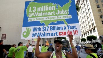Los empleados de Walmart han protestado un sinnúmero de veces por la paga tan baja que reciben de la gigante transnacional. Ahora los apoyaron varios congresistas.