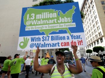 Los empleados de Walmart han protestado un sinnúmero de veces por la paga tan baja que reciben de la gigante transnacional. Ahora los apoyaron varios congresistas.