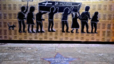 Mural en barda de Galería de la Raza, realizado por Pancho Pescador, Dennis Maxwell y amigos.