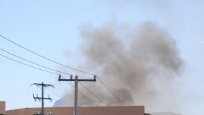 Policías y personal de rescate acuden al sitio de la explosión en una maquiladora de Ciudad Juárez ha causado al menos un muerto, decenas de heridos y desaparecidos.