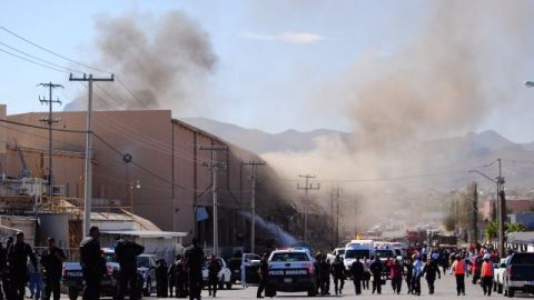 Policías y personal de rescate acuden al sitio de la explosión en una maquiladora de Ciudad Juárez ha causado al menos un muerto, decenas de heridos y desaparecidos.