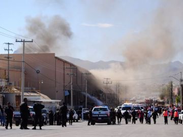 Policías y personal de rescate acuden al sitio de la explosión en una maquiladora de Ciudad Juárez ha causado al menos un muerto, decenas de heridos y desaparecidos.