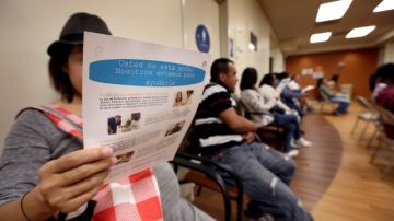 Pacientes revisan información sobre la ley de seguro de salud (ACA) en una clínica de Los Ángeles.