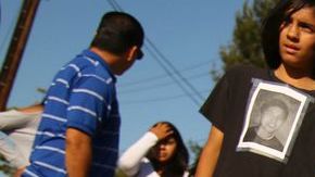 Los padres del menor lloran desconsolados.