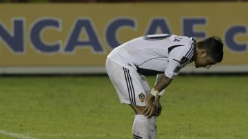El jugador del Galaxy de Estados Unidos, A.J Delagraza, se lamenta después de la derrota frente al Isidro Metapan