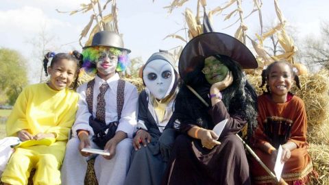Juega boliche con fantasmas, participa en carreras de carros con arañas, diviértete en el brincolín y conoce a los espíritus escondidos en la casa de horror.