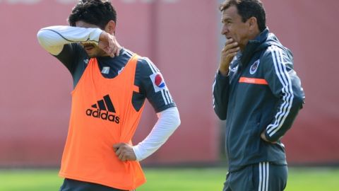 La pésima temporada de las Chivas tiene apenado a Rafael Márquez Lugo (izq.), y muy preocupado a su técnico Juan Carlos Ortega.