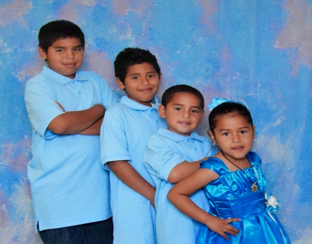 En la foto aparecen los hijos de Luis Miranda y Viviana Rodríguez, Irving de 12 años, Edén, de 9 años, el segundo hijo y el único sobreviviente del accidente en que perdió la vida su familia, José de seis y Stephanie de cinco.