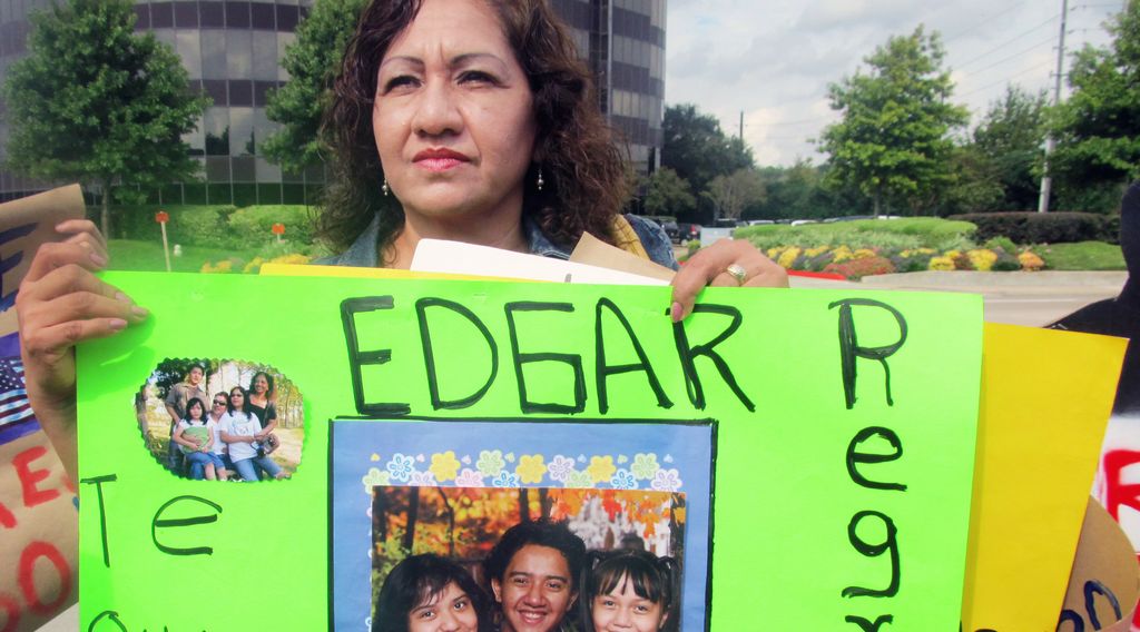Rosario Torres, madre de uno de los 'Dream30' se presentó el 14 de octubre con un grupo de manifestantes en la Oficina de Asilo de Houston.