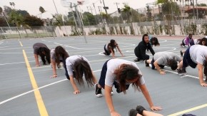 Estudiantes de la secundaria  Mendez, participan en su clase de ejercicios físicos. La mayoría de los alumnos del distrito escolar de Los Ángeles tienen problema de sobrepeso lo que pone en riesgo su salud, según un informe.
