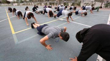 Estudiantes de la secundaria  Mendez, participan en su clase de ejercicios físicos. La mayoría de los alumnos del distrito escolar de Los Ángeles tienen problema de sobrepeso lo que pone en riesgo su salud, según un informe.