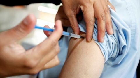 Millones de estadounidenses se vacunan anualmente contra la influenza estacional.