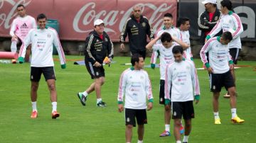 Miguel Herrera (segundo de izq. a der.) bromea con sus jugadores durante el entrenamiento Tricolor.