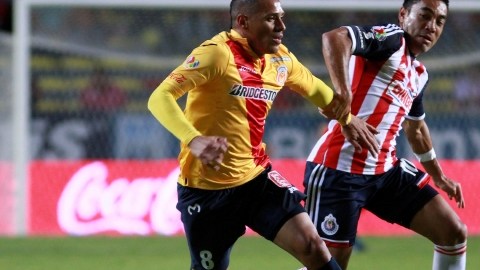 Aldo Leao Ramírez, de Monarcas, conduce vigilado de cerca por Marco Fabián de Chivas en un trámite del partido de ayer en Morelia.
