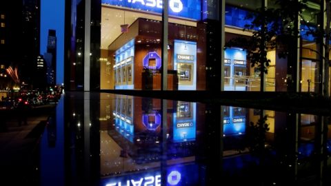 JPMorgan pagará unos 2,740 millones a Freddie Mac y 1,260 millones a Fannie Mae por los activos que les vendió.