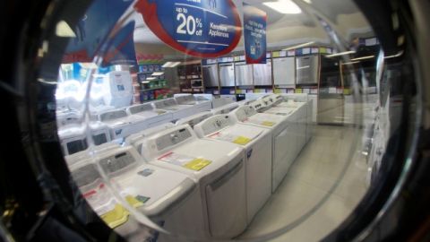 Algunos pedidos de bienes de capital, que incluyen los equipos eléctricos, bajaron un 1.1%.