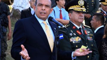 El presidente de Honduras, Porfirio Lobo (i), junto al jefe de las fuerzas Armadas de Honduras, René Osorio (d).
