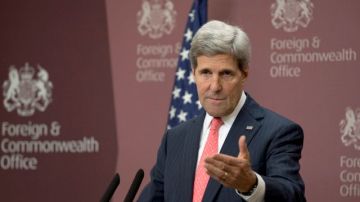 En su más reciente viaje al exterior, John Kerry ha tenido que afrontar la indignación y preguntas sobre espionaje de EE.UU. Aquí se lo ve durante su visita en Londres, el 22 de octubre.