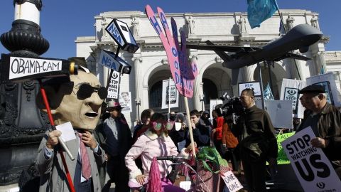 Los activistas cargaban pancartas con mensajes que leían “Detengamos el espionaje masivo” y "Dejen de vigilarnos".