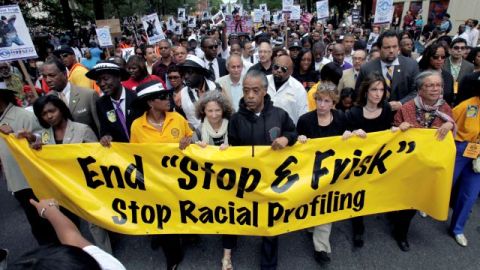 En ciudades como Nueva York todavía hay denuncias sobre detenciones sustentadas en el perfil racial del detenido.