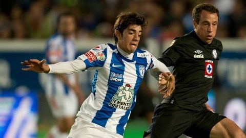 Rodolfo Pizarro, del Pachuca y Gerardo Torrado, del Cruz Azul, disputan el esférico