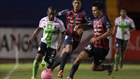 Luis Venegas (c) y Ricardo Jiménez (d) de Atlante disputan el balón con Carlos Quintero (i) de Santos hoy, sábado 26 de octubre de 2013, durante la jornada 15 del Torneo Apertura 2013 del fútbol mexicano en el Estadio Olímpico de la ciudad mexicana de Cancún (México). EFE