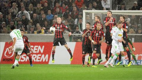 El jugador del Gladbach Juan Arango (I) marca el primer gol del partido de la Bundesliga que han jugado Borussia Moenchengladbach y Eintracht Frankfurt en el Borussia Park en Moenchengladbach, Alemania. EFE/EPA