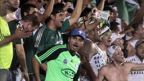 Aficionados del Palmeiras de Brasil animan a sus jugadores. EFE/Archivo