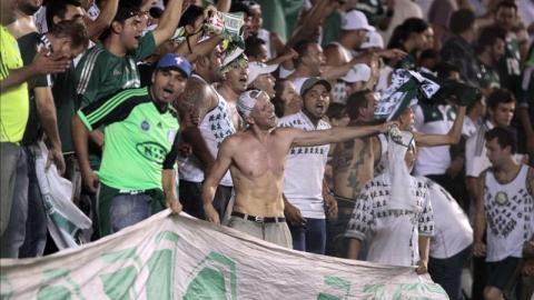 Aficionados del Palmeiras de Brasil animan a sus jugadores. EFE/Archivo