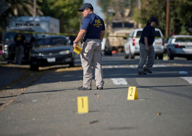 Un equipo del FBI recoge evidencia en el lugar donde cuatro agentes del orden fueron heridos en un tiroteo, con un hombre que luego se parapetó por varias horas cerca de Sacramento.