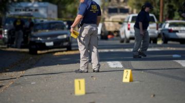 Un equipo del FBI recoge evidencia en el lugar donde cuatro agentes del orden fueron heridos en un tiroteo, con un hombre que luego se parapetó por varias horas cerca de Sacramento.