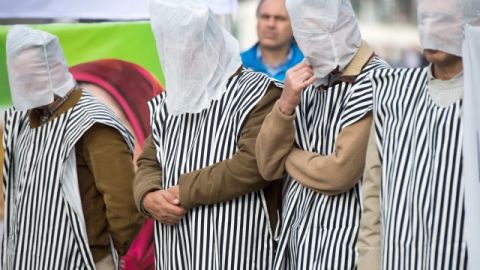 Iraníes en el exilio protestan en Alemania contra las violaciones de derechos humanos en su país natal. Irán es el segundo país del mundo en el cual se practican más ejecuciones, según Amnistía Internacional.