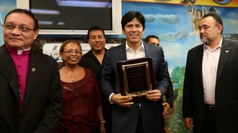 Nicaragüenses reconocieron el apoyo del senador estatal Kevin de León (con placa) para declarar su día en el estado.