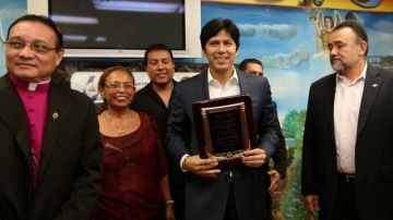 Nicaragüenses reconocieron el apoyo del senador estatal Kevin de  León (con placa) para declarar su día en el estado.