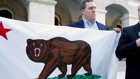 El asambleísta republicano por Twin Peaks, Tim Donnelly (der.) anunció una campaña contra legisladores latinos que se oponen a las armas.