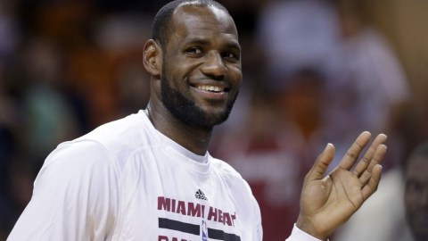 LeBron asegura que tiene un mejor equipo que la temporada pasada.