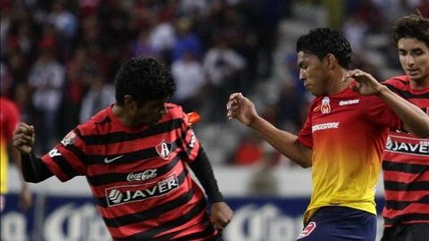 Jugadores de Morelia y Atlas disputan el balón en el Estadio Jalisco, en la ciudad de Guadalajara (Mexico). EFE/Archivo