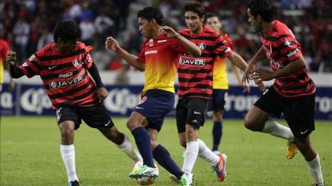 Jugadores de Morelia y Atlas disputan el balón en el Estadio Jalisco, en la ciudad de Guadalajara (Mexico). EFE/Archivo