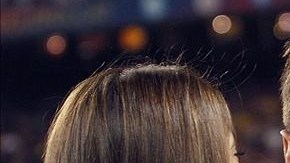 El delantero argentino del FC Barcelona Lionel Messi junto a su novia, la argentina Antonella Roccuzzo y su hijo Thiago, en el Camp Nou. EFE/Archivo