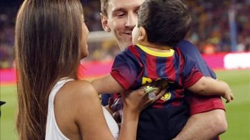 El delantero argentino del FC Barcelona Lionel Messi junto a su novia, la argentina Antonella Roccuzzo y su hijo Thiago, en el Camp Nou. EFE/Archivo
