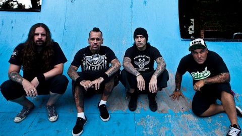 De izquierda a derecha: Andreas Kisser, Andrés Giménez, Alex González y Flavio Cianciarulo, integrantes de De La Tierra.