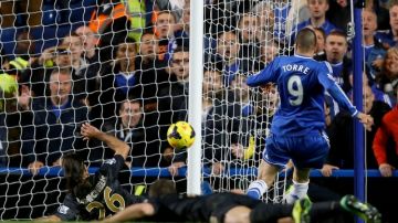 Fernando Torres (9)  aprovecha un error defensivo y anota para Chelsea el gol del triunfo ayer, en Stamford Bridge,  sobre Manchester City.