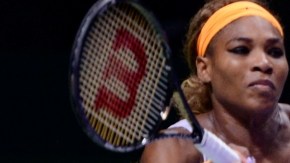 Serena devuelve un saque a Li.