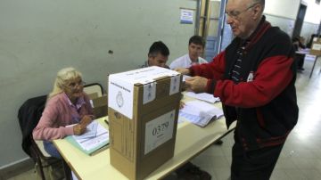 Vista de uno de los centros de votación  en Argentina, los cuales celebran los comicios legislativos para renovar la mitad de las bancas de los diputados, al mismo tiempo que  un tercio del Senado.