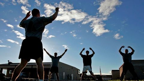 Los soldados que reprueban el examen de grasa corporal deben pasar meses en un programa de ejercicios vigorosos y nutrición especial.
