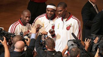 Los jugadores de Miami, felices muestran sus anillos de campeones a la prensa.