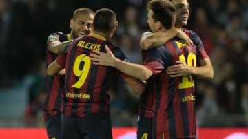 Cesc Fábregas celebra su gol junto con Dani Alves, Messi y Alexis Sánchez